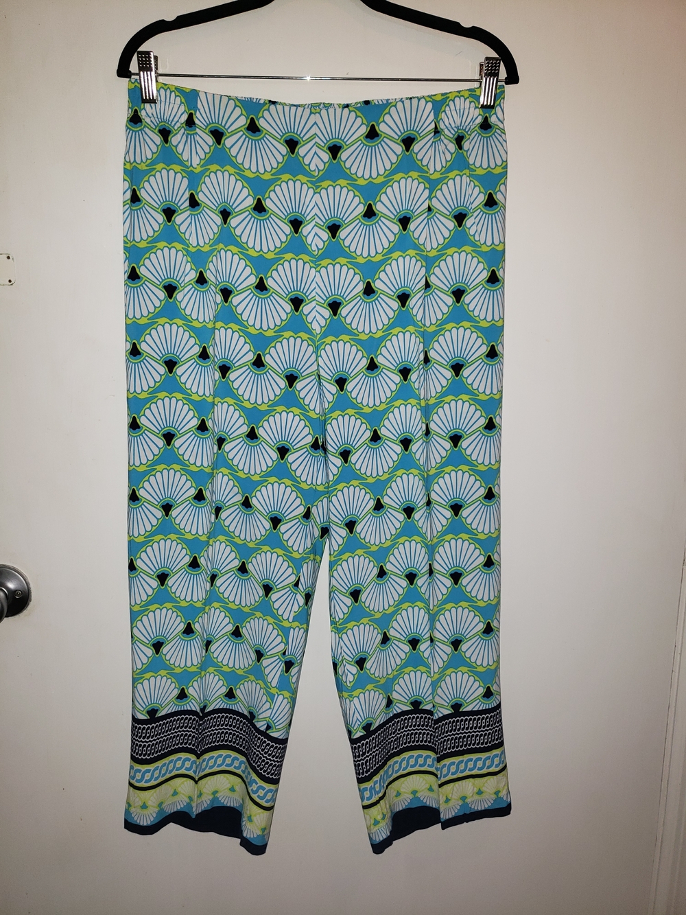 crown & ivy Blue, White, Green Shell Print Border Crop Pants